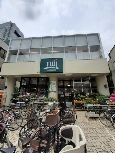近くのFUJI 用賀店まで400m（徒歩5分）