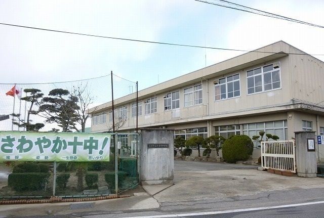 近くの十日市中学校まで350m（徒歩5分）