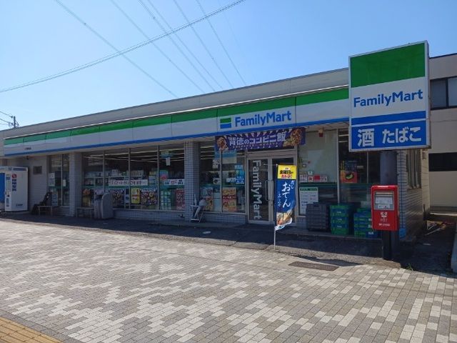 近くのファミリーマート小室駅前店まで800m（徒歩10分）