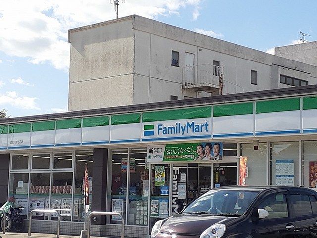 近くのファミリーマートまで495m（徒歩7分）
