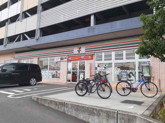 近くのセブンイ守谷ひがし野2丁目店まで390m(徒歩5分)