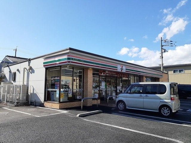 近くのコンビニまで250m（徒歩4分）