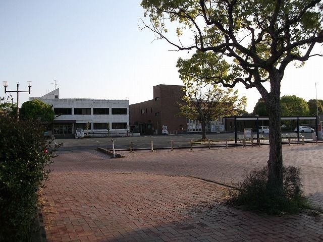 近くの中間市図書館まで1,400m（徒歩18分）