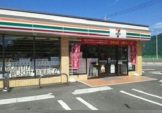 近くのセブンイレブン富美山店まで1,000m(徒歩13分)