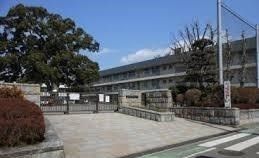 近くの新磯小学校まで800m(徒歩10分)