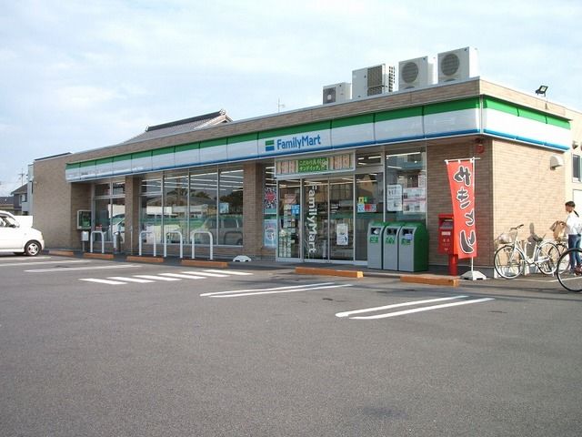 近くのファミリーマート 西尾中畑店まで1,100m（徒歩14分）