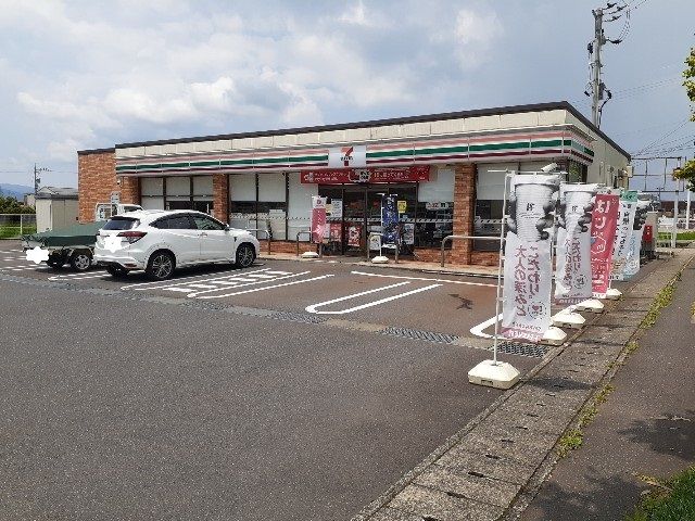近くのセブンイレブン鯖江小黒町店まで400m(徒歩5分)