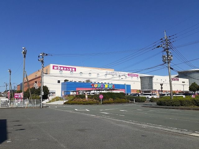 近くのスーパーまで260m（徒歩4分）