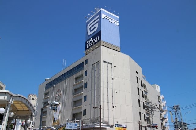 近くのフジグラン岩国店まで400m（徒歩5分）