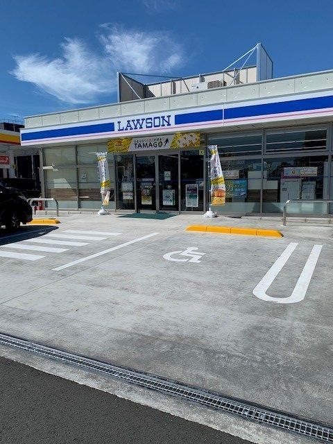 近くのローソン青梅野上店まで450m（徒歩6分）