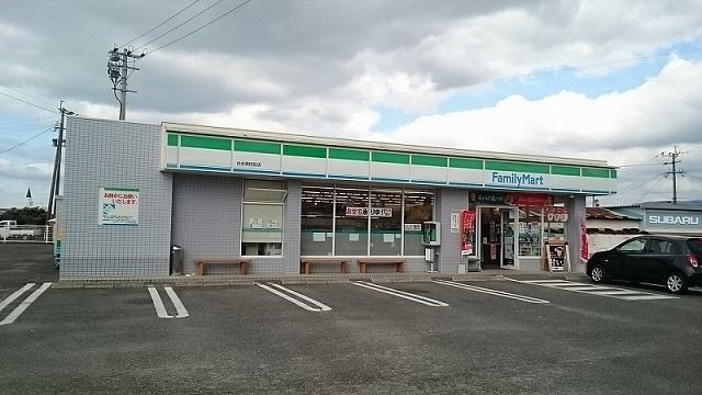 近くのファミリーマート出水高校前店まで450m(徒歩6分)