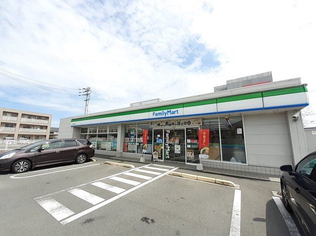 近くのファミリーマート様まで1,100m（徒歩14分）