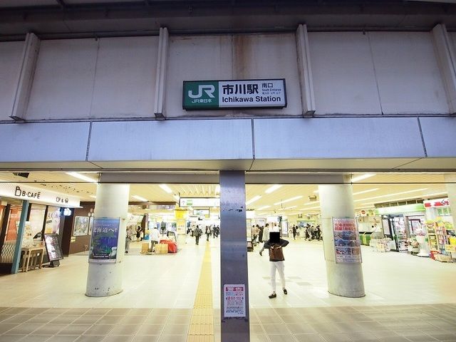 近くの市川駅まで450m(徒歩6分)