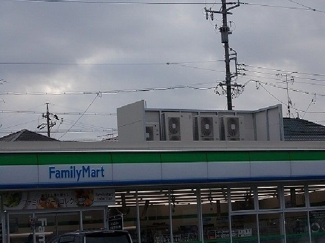 近くのファミリーマートまで900m(徒歩12分)