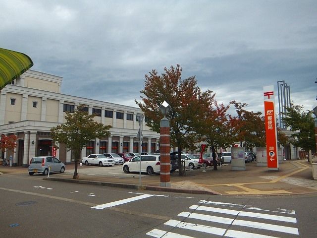 近くの高田郵便局まで750m(徒歩10分)