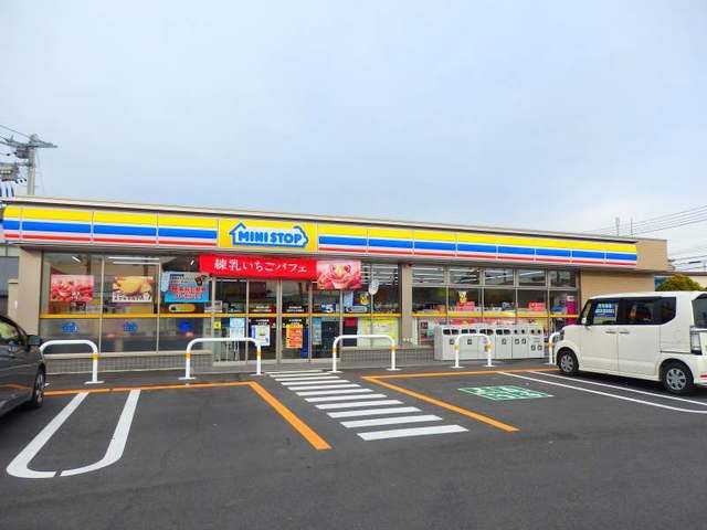 近くのミニストップ四日市天カ須賀店まで450m(徒歩6分)