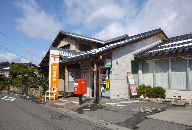 近くの八次郵便局まで550m（徒歩7分）