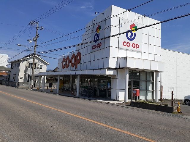 近くのコープえひめ様まで1,300m（徒歩17分）