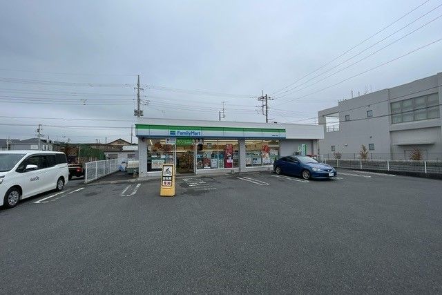 近くのファミリーマート相模原下溝店まで350m（徒歩5分）