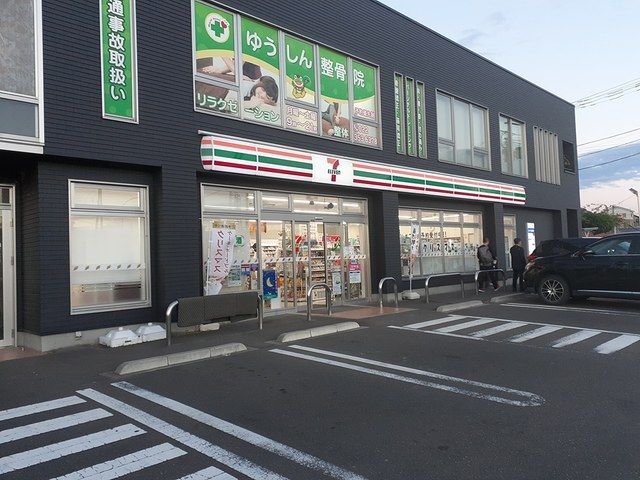 近くのコンビニまで897m（徒歩12分）