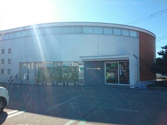 近くの荘内銀行 鶴岡西支店まで700m(徒歩9分)