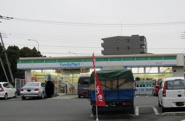 近くのファミリーマートまで1,000m（徒歩13分）