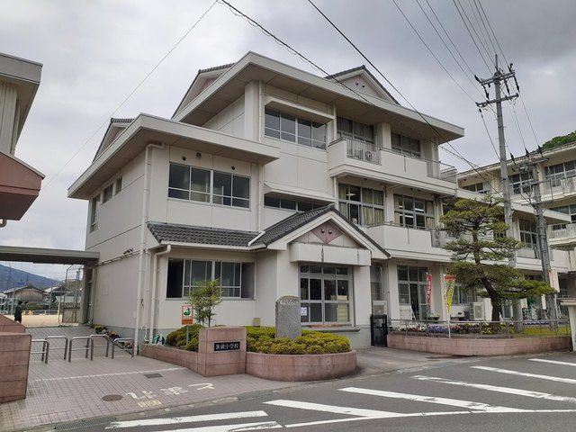 近くの箸蔵小学校まで1,500m(徒歩19分)