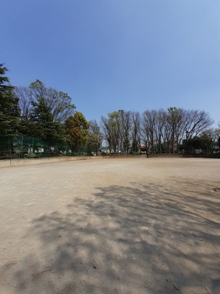 近くの世田谷区立喜多見公園まで84m（徒歩2分）