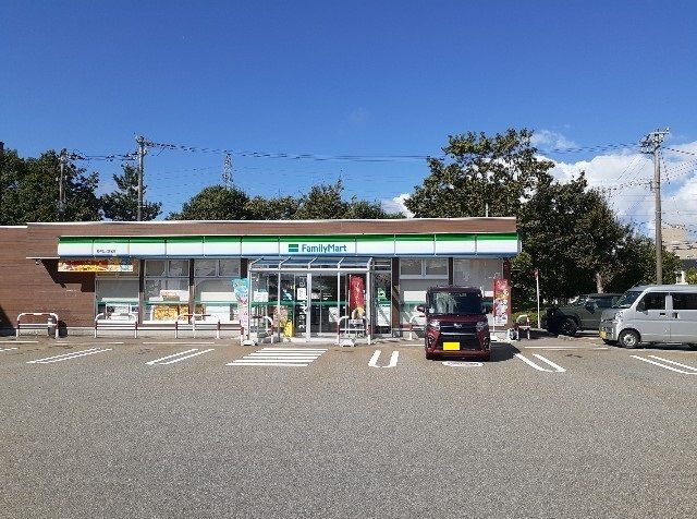 近くのファミリーマート緑の丘公園前店まで160m（徒歩2分）