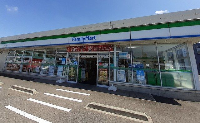 近くのファミリーマート新潟女池神明店まで160m（徒歩2分）