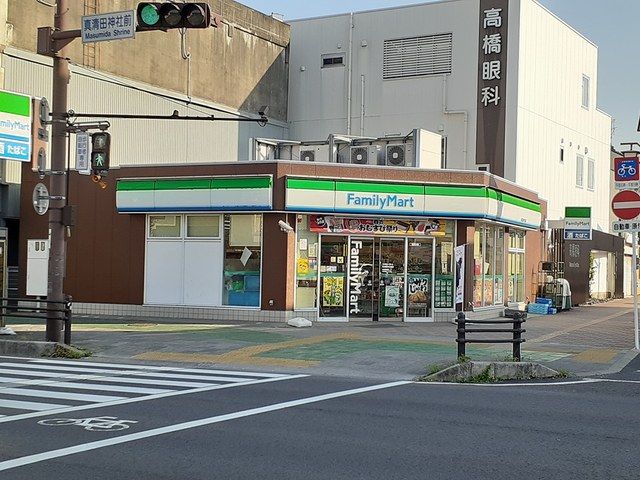 近くのファミリーマート真清田神社前店まで483m（徒歩7分）