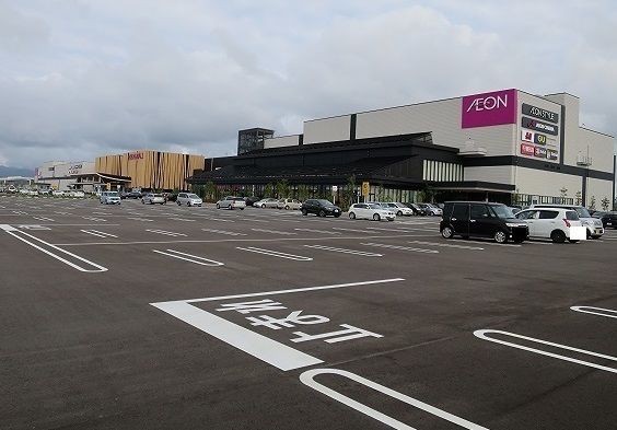 近くのイオンモール新小松まで4,900m（徒歩62分）