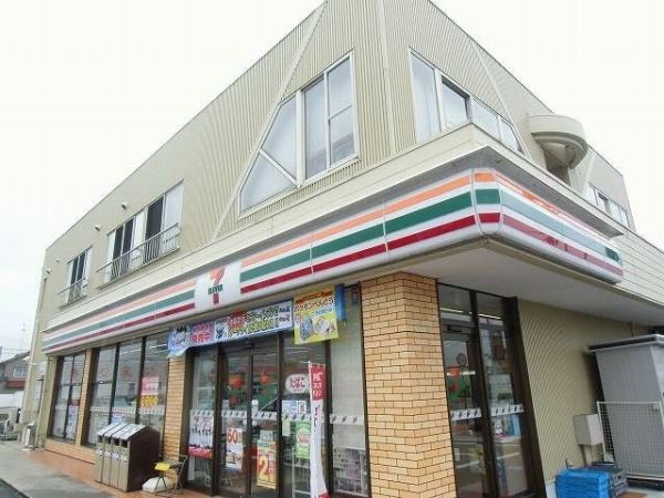 近くのセブンイレブン小松串茶屋町店まで500m（徒歩7分）