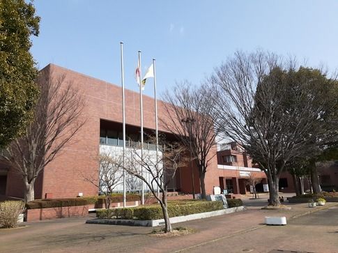 近くの綾瀬市オーエンス文化会館まで1,800m（徒歩23分）