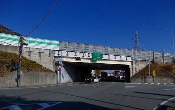 近くの施設まで1,200m（徒歩15分）