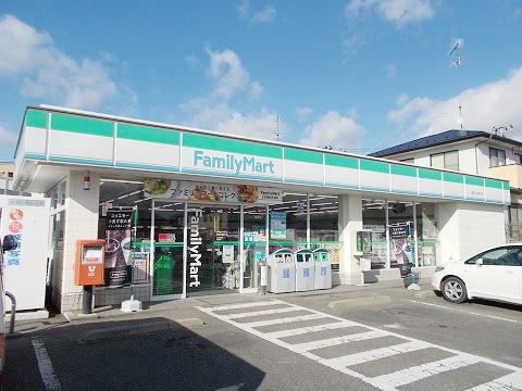 近くのファミリーマート須賀川海道下店まで400m（徒歩5分）