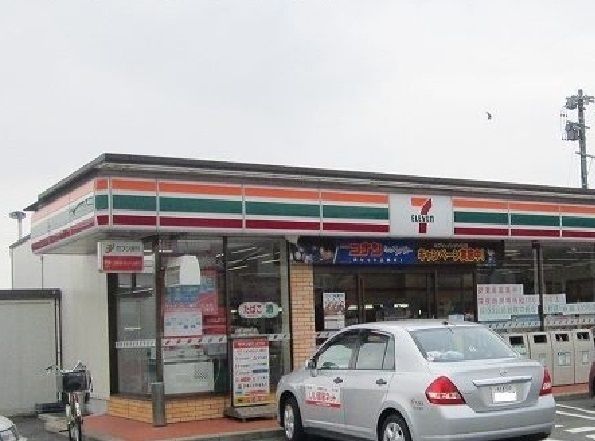 近くのコンビニまで700m（徒歩9分）