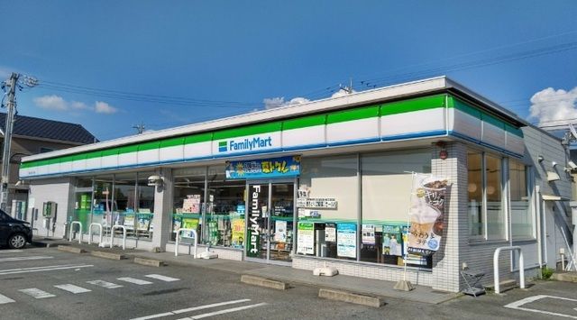 近くのファミリーマートまで80m（徒歩1分）