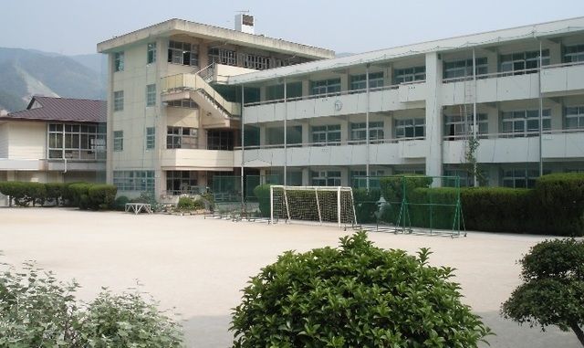 近くの三坂地小学校まで1,200m(徒歩15分)