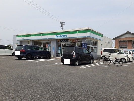 近くのファミリーマート出水高校前店まで210m（徒歩3分）