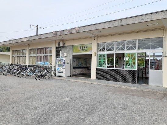 近くの西出水駅まで800m（徒歩10分）