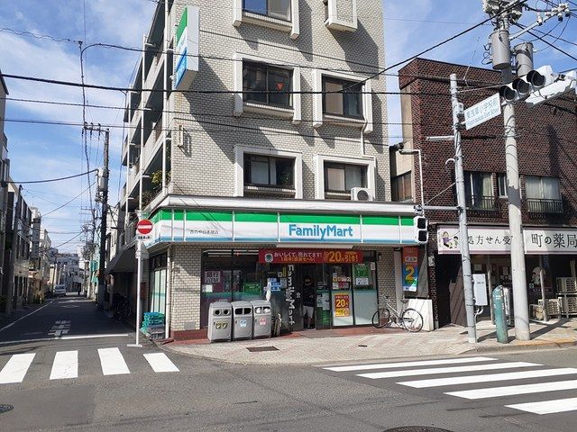 近くのファミリーマートまで170m（徒歩3分）
