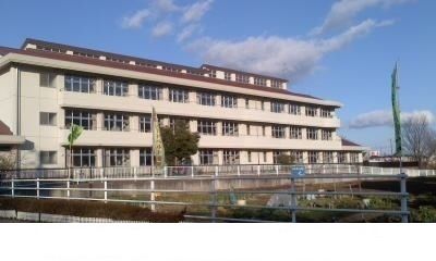 近くの福島市立御山小学校まで600m（徒歩8分）