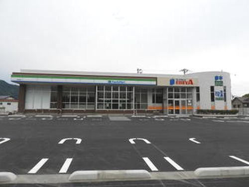 近くのファミリーマート勝山南店まで550m(徒歩7分)