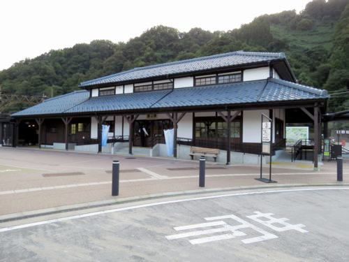 近くの勝山駅まで2,800m(徒歩35分)