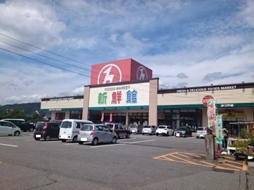 近くのハニー新鮮館かつやま店まで800m(徒歩10分)