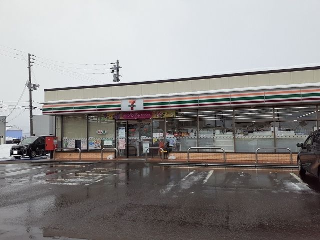 近くのセブンイレブン長岡石動町店まで650m(徒歩9分)