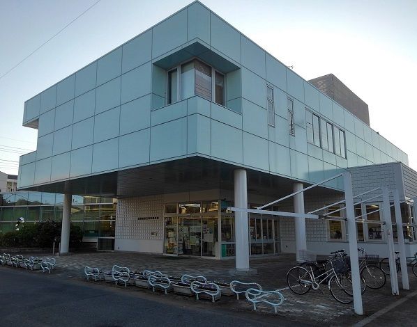 近くの高坂図書館まで800m（徒歩10分）