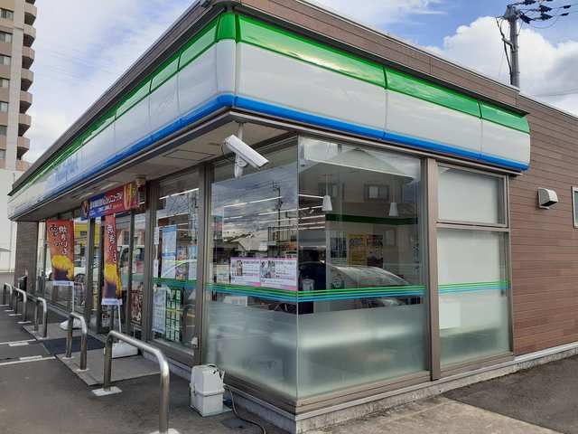 近くのファミリーマート新居浜萩生店まで1,100m（徒歩14分）