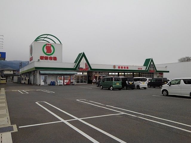近くの新鮮市場友田店まで1,070m（徒歩14分）